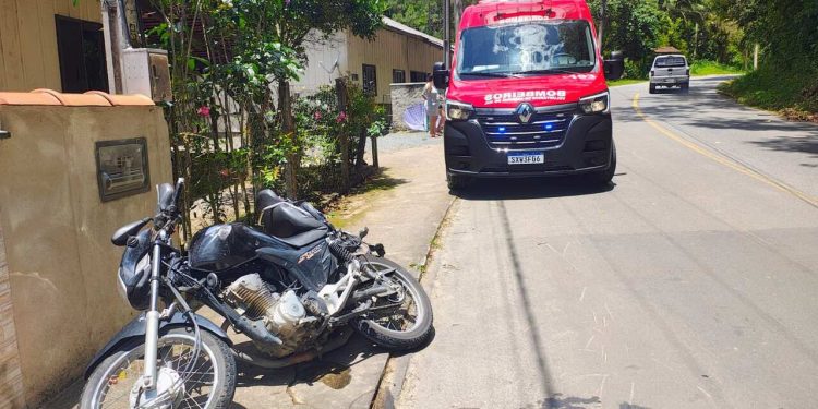 Motociclista fica ferido ao bater moto no poste em Jaraguá do Sul