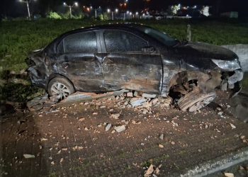 [Vídeo] Carro fica destruído após bater contra mureta em Jaraguá do Sul