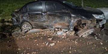 [Vídeo] Carro fica destruído após bater contra mureta em Jaraguá do Sul