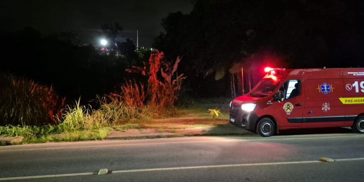Jovem fica ferida após carro cair em ribanceira em Jaraguá do Sul