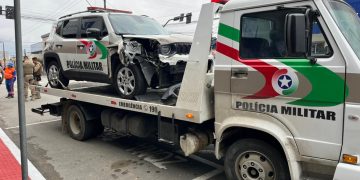Caminhão a serviço da Celesc atinge viatura da PM no Centro de Jaraguá do Sul