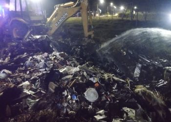 Bombeiros de Guaramirim são acionados para controle de incêndio em entulho