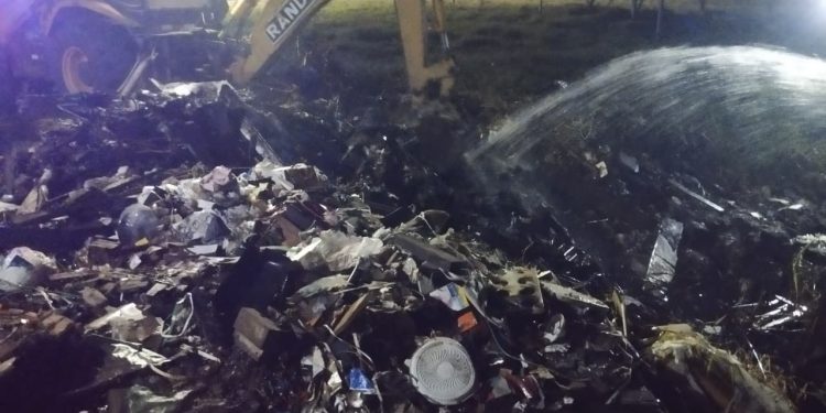 Bombeiros de Guaramirim são acionados para controle de incêndio em entulho