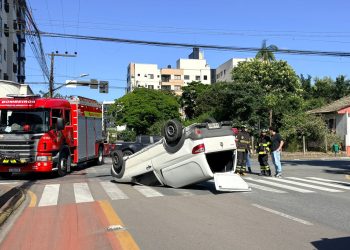 [Vídeo e fotos] Carro capota após colisão lateral  em Jaraguá do Sul
