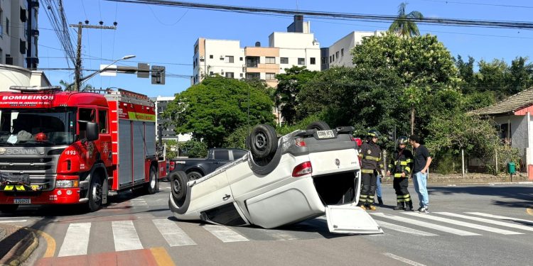 [Vídeo e fotos] Carro capota após colisão lateral  em Jaraguá do Sul