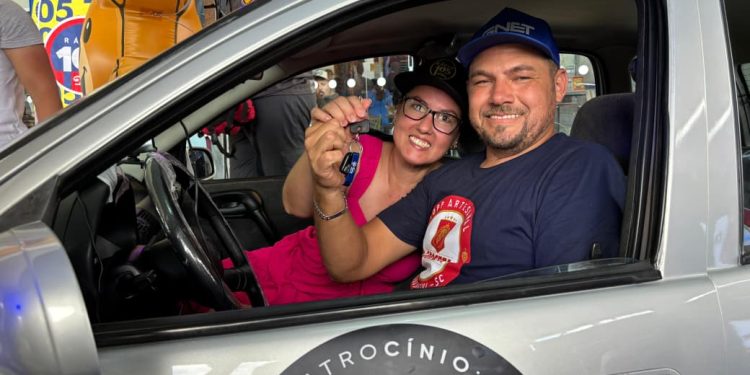 Morador de Guaramirim vence o ‘Desafio do Corsinha’ após ficar quase 19 horas no carro