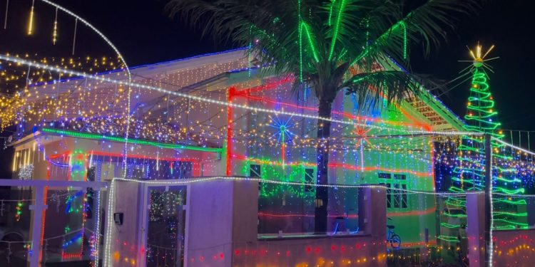 [Vídeo] Casa mais iluminada de Jaraguá do Sul conta com mais de 30 mil lâmpadas