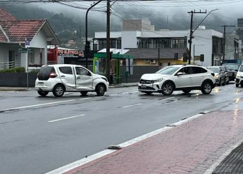 [Fotos e vídeo] Gestante é atendida pelos bombeiros após colisão em cruzamento no Centro de Jaraguá do Sul