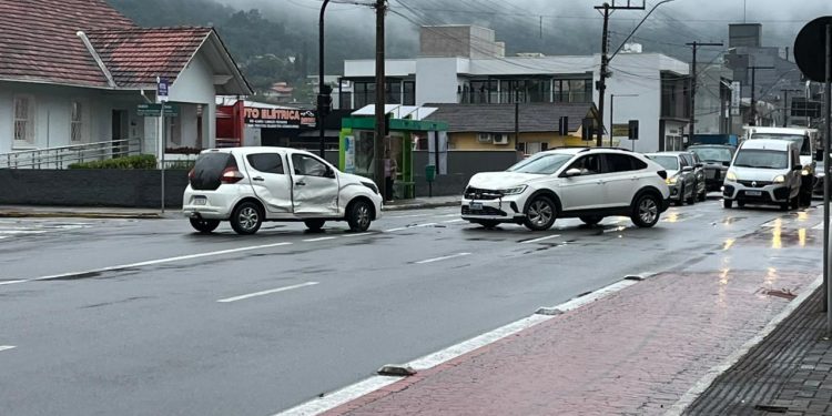 [Fotos e vídeo] Gestante é atendida pelos bombeiros após colisão em cruzamento no Centro de Jaraguá do Sul