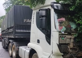 Carreta sai da pista na BR-280, em Corupá