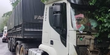 Carreta sai da pista na BR-280, em Corupá