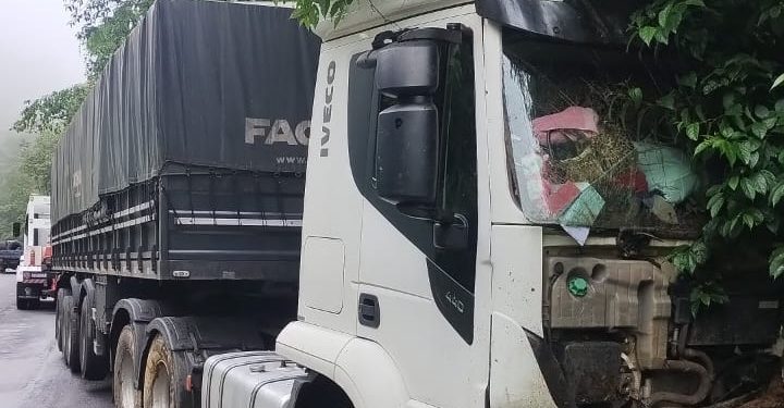 Carreta sai da pista na BR-280, em Corupá