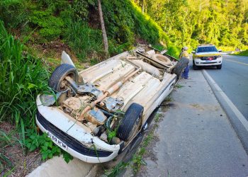 Motorista passa mal e capota carro em Jaraguá do Sul
