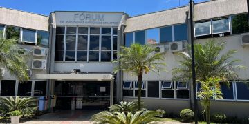 Mulher é julgada por tentar matar companheiro com golpe de faca no pescoço em Jaraguá do Sul