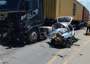 Duas pessoas morrem após colisão entre carro e carreta na BR-470, em SC