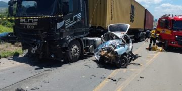 Duas pessoas morrem após colisão entre carro e carreta na BR-470, em SC