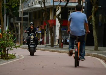 Ciclomotores terão que ter CNH, placa vermelha e capacete obrigatório em todo o Brasil