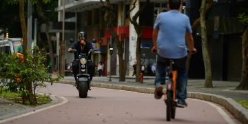 Ciclomotores terão que ter CNH, placa vermelha e capacete obrigatório em todo o Brasil