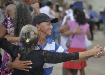 Expectativa de vida no Brasil sobe para 76,6 anos, a maior já registrada