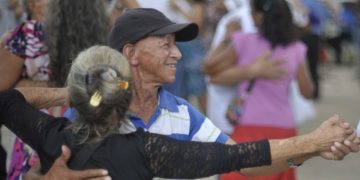 Expectativa de vida no Brasil sobe para 76,6 anos, a maior já registrada