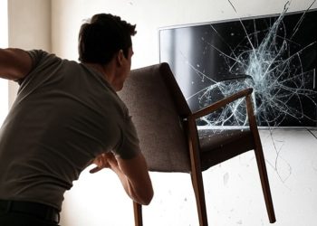 Homem de 22 anos quebra televisão da mãe em Massaranduba