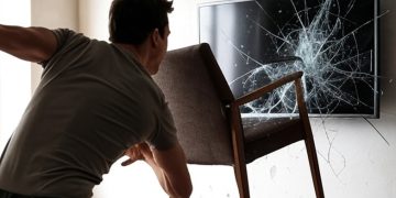 Homem de 22 anos quebra televisão da mãe em Massaranduba