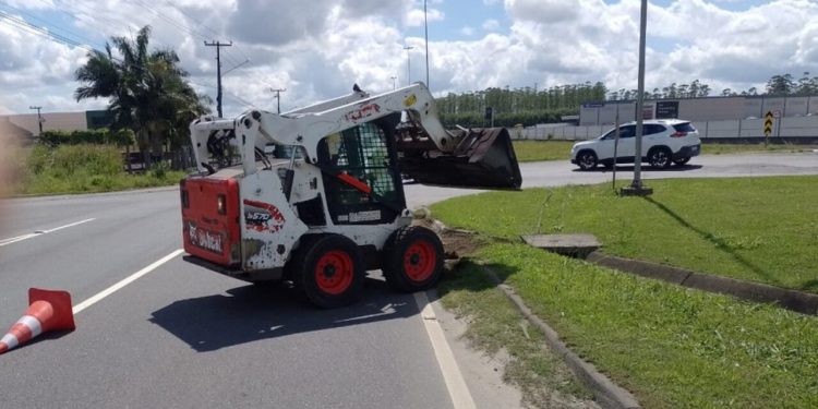 Limpeza é iniciada no trecho estadualizado da BR-280, em Guaramirim