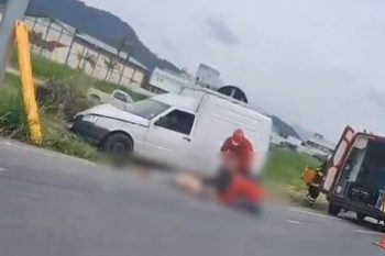 Motorista fica em estado grave após bater carro em poste na SC-108