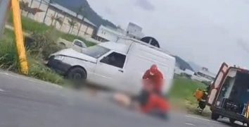 Motorista fica em estado grave após bater carro em poste na SC-108