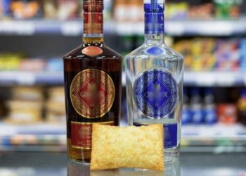 Seguranças flagram ‘cliente’ saindo de mercado sem pagar pastel e duas garrafas de licor em Jaraguá