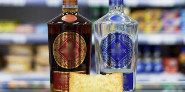 Seguranças flagram ‘cliente’ saindo de mercado sem pagar pastel e duas garrafas de licor em Jaraguá