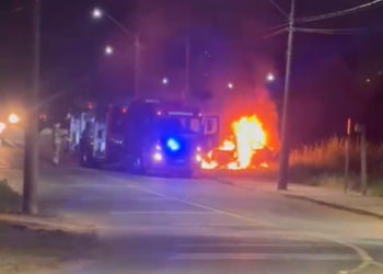 [Vídeo] Homem alega traição e coloca fogo no carro da namorada em Jaraguá do Sul