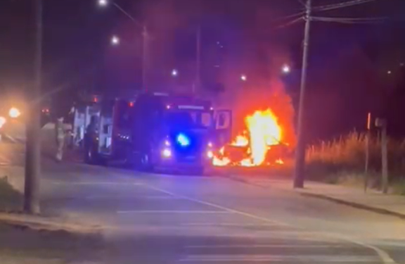 [Vídeo] Homem alega traição e coloca fogo no carro da namorada em Jaraguá do Sul
