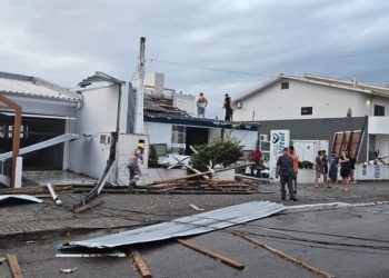 (Vídeo) Temporal causa estragos em Santa Catarina; Defesa Civil acredita em microexplosão