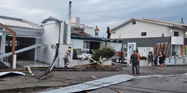(Vídeo) Temporal causa estragos em Santa Catarina; Defesa Civil acredita em microexplosão