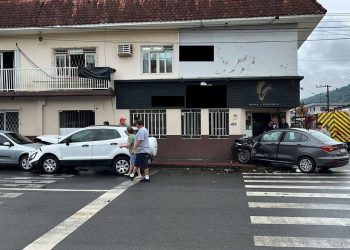 [Vídeo] Três carros se envolvem em acidente em Jaraguá do Sul
