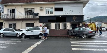 [Vídeo] Três carros se envolvem em acidente em Jaraguá do Sul