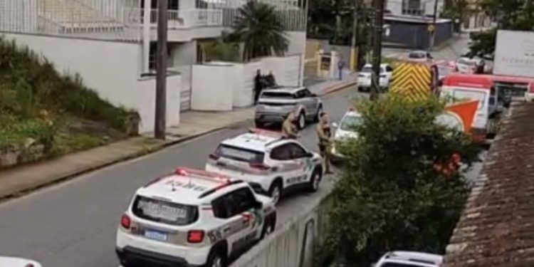 Mulher ataca colega de trabalho com faca em Jaraguá Sul