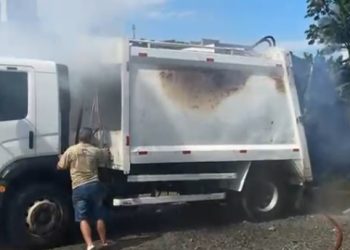 Caminhão da coleta de lixo pega fogo em Guaramirim