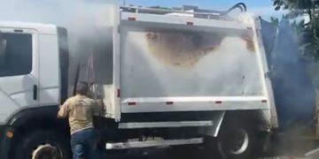 Caminhão da coleta de lixo pega fogo em Guaramirim