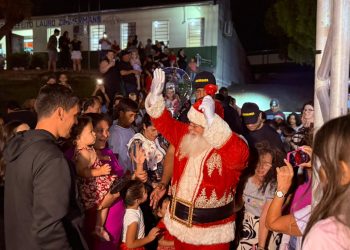 Guaramirim recebe Papai Noel e acende as luzes de Natal na Praça Cantalício Érico Flores