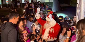 Guaramirim recebe Papai Noel e acende as luzes de Natal na Praça Cantalício Érico Flores