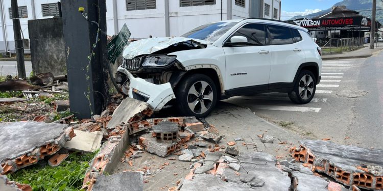 Após perseguição, motorista bate Jeep em placa e muro em Jaraguá do Sul