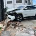 Após perseguição, motorista bate Jeep em placa e muro em Jaraguá do Sul