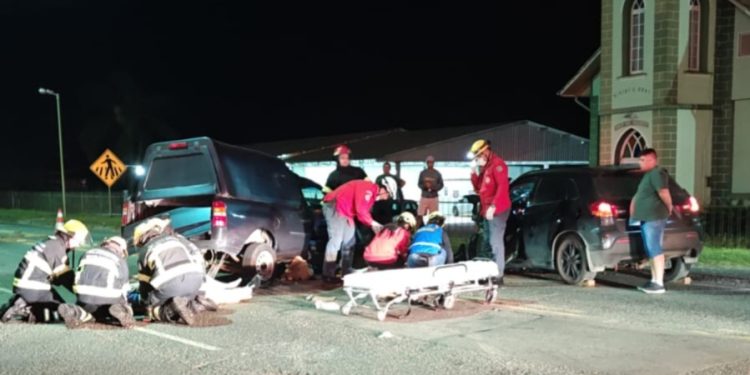 [Fotos] Duas pessoas ficam feridas em grave acidente em Guaramirim