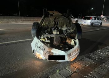 Carro capota após bater em mureta em Guaramirim