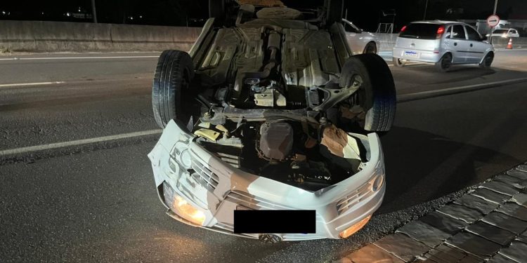 Carro capota após bater em mureta em Guaramirim