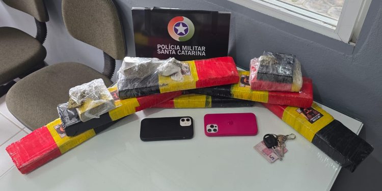 Casal é preso com 6,5 kg de maconha em Guaramirim