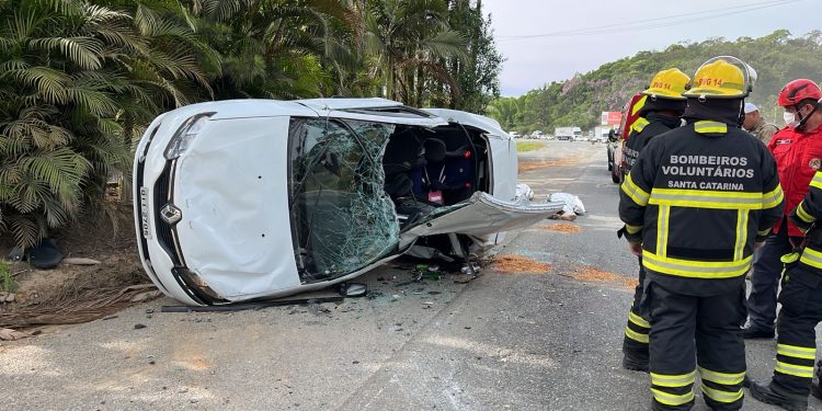 Duas pessoas morrem em grave acidente na SC-108, em Guaramirim