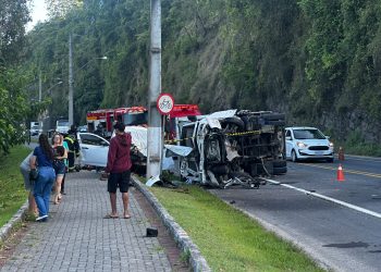 [Fotos e vídeo] Acidente entre três carros e caminhão mata três na BR-470